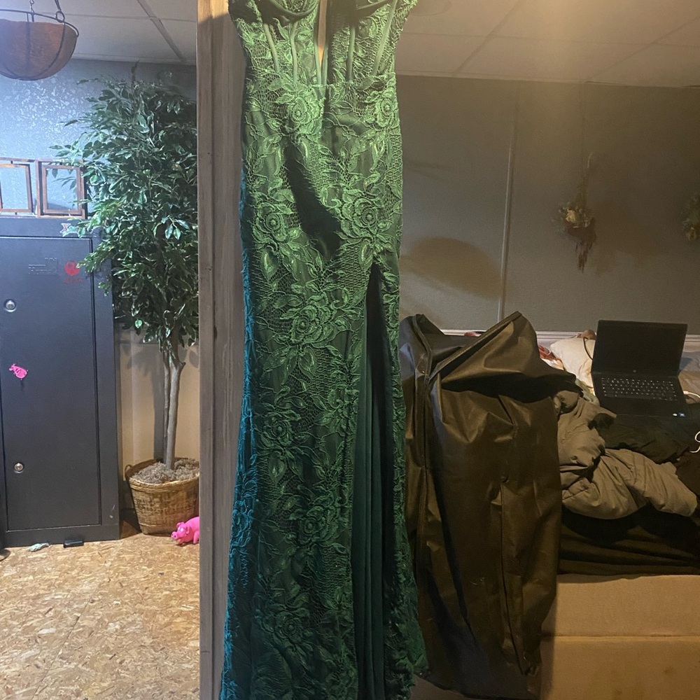 Elegant Green Lace Evening Gown